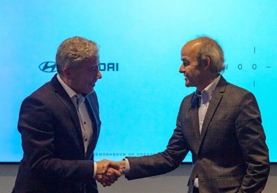 파예즈 라만(왼쪽) 현대·기아자동차 차량아키텍처개발센터 전무와 울리히 크란츠 카누 대표가 차세대 전기차 플랫폼 개발 협력 계약을 체결한 뒤 악수를 하고 있다. 왼쪽 작은 사진은 카누가 개발한 전기차 스케이트보드 플랫폼.  현대자동차그룹 제공